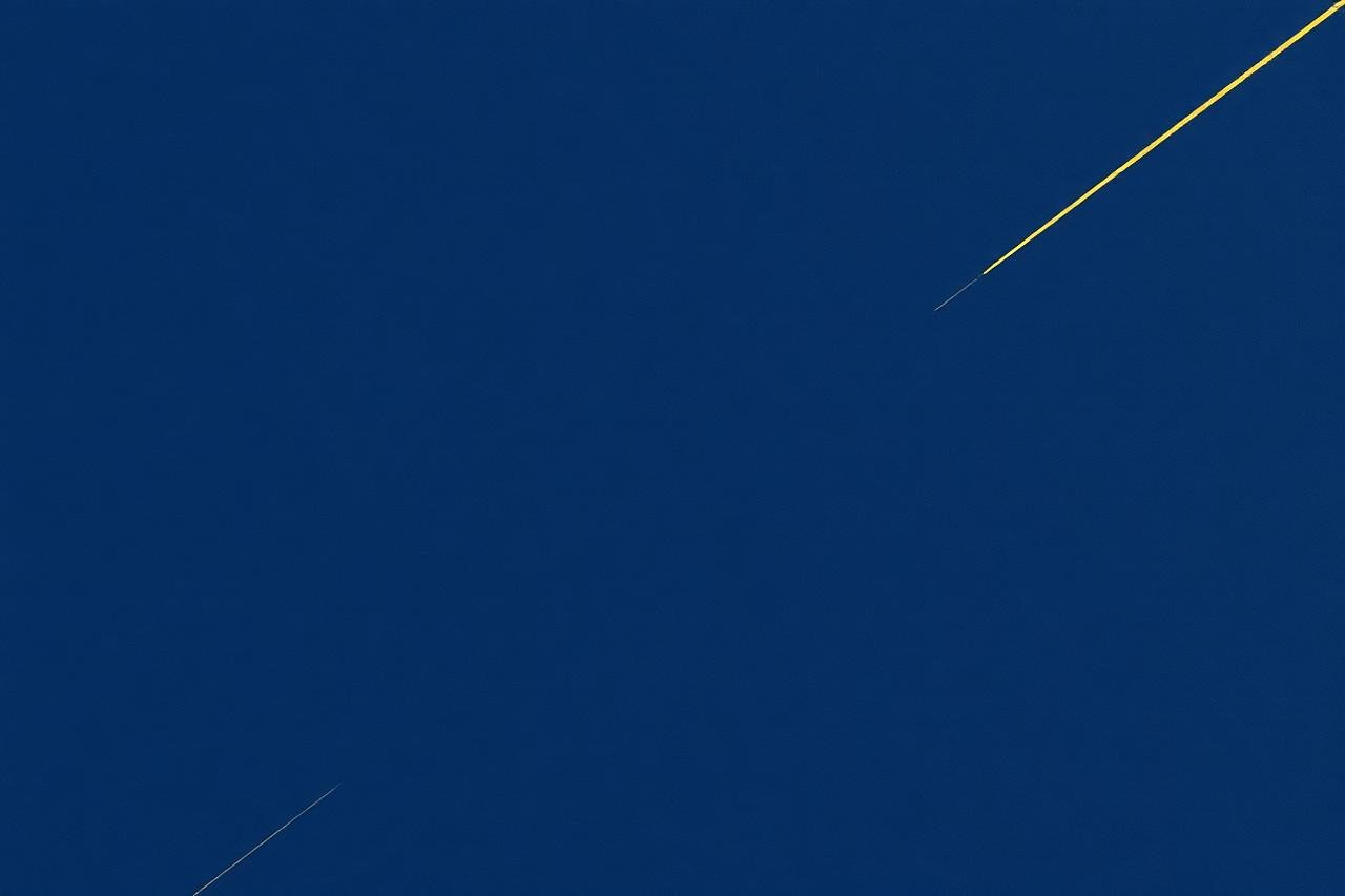 Fundo azul-marinho minimalista com uma linha dourada diagonal